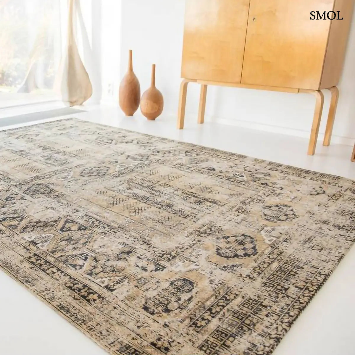 ECO RUG AGHA OLD GOLD afgán mintás szőnyeg arany-bézs alapon antracit törzsi mintával, koptatott vintage hatással, nappaliban ferdén