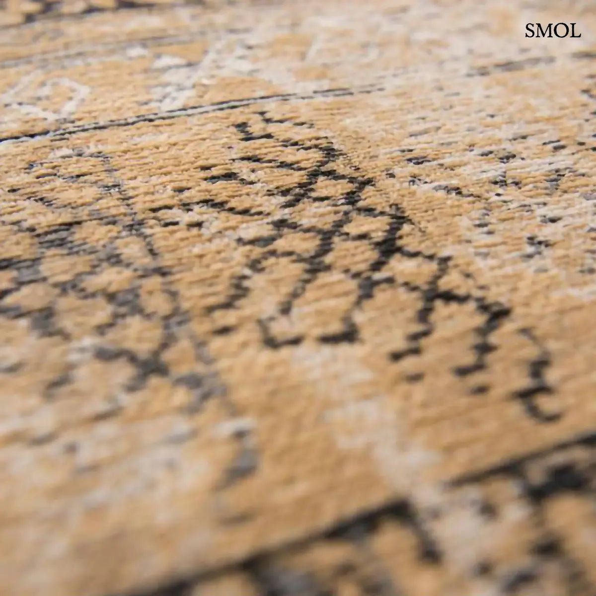 ECO RUG AGHA OLD GOLD afgán mintás szőnyeg arany-bézs alapon antracit törzsi mintával, koptatott vintage hatással, nagyítva