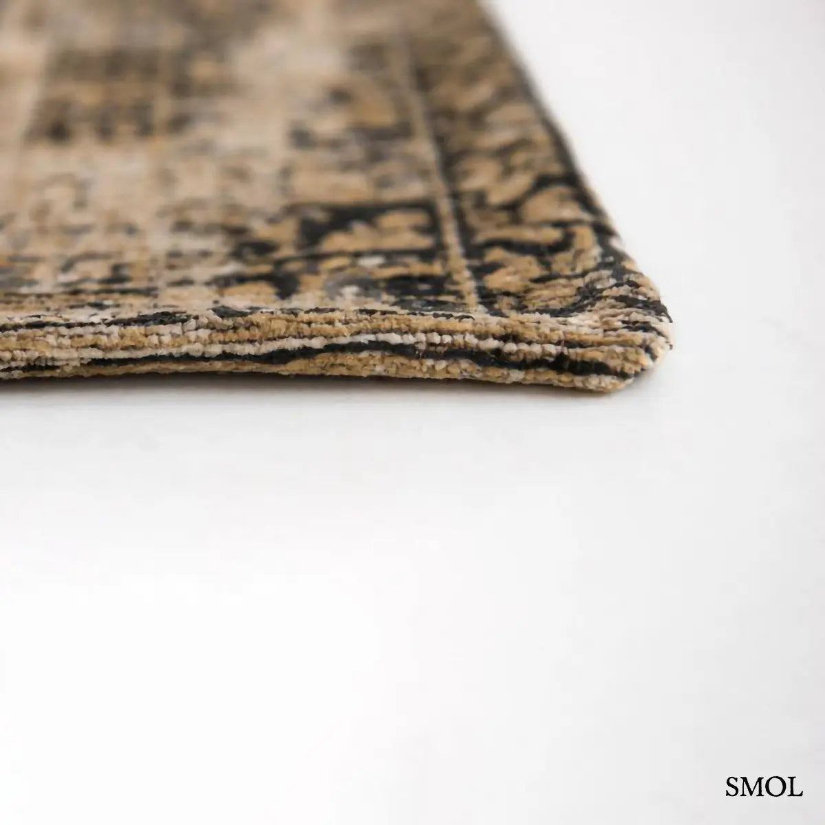 ECO RUG AGHA OLD GOLD afgán mintás szőnyeg arany-bézs alapon antracit törzsi mintával, koptatott vintage hatással, sarok nagyítva