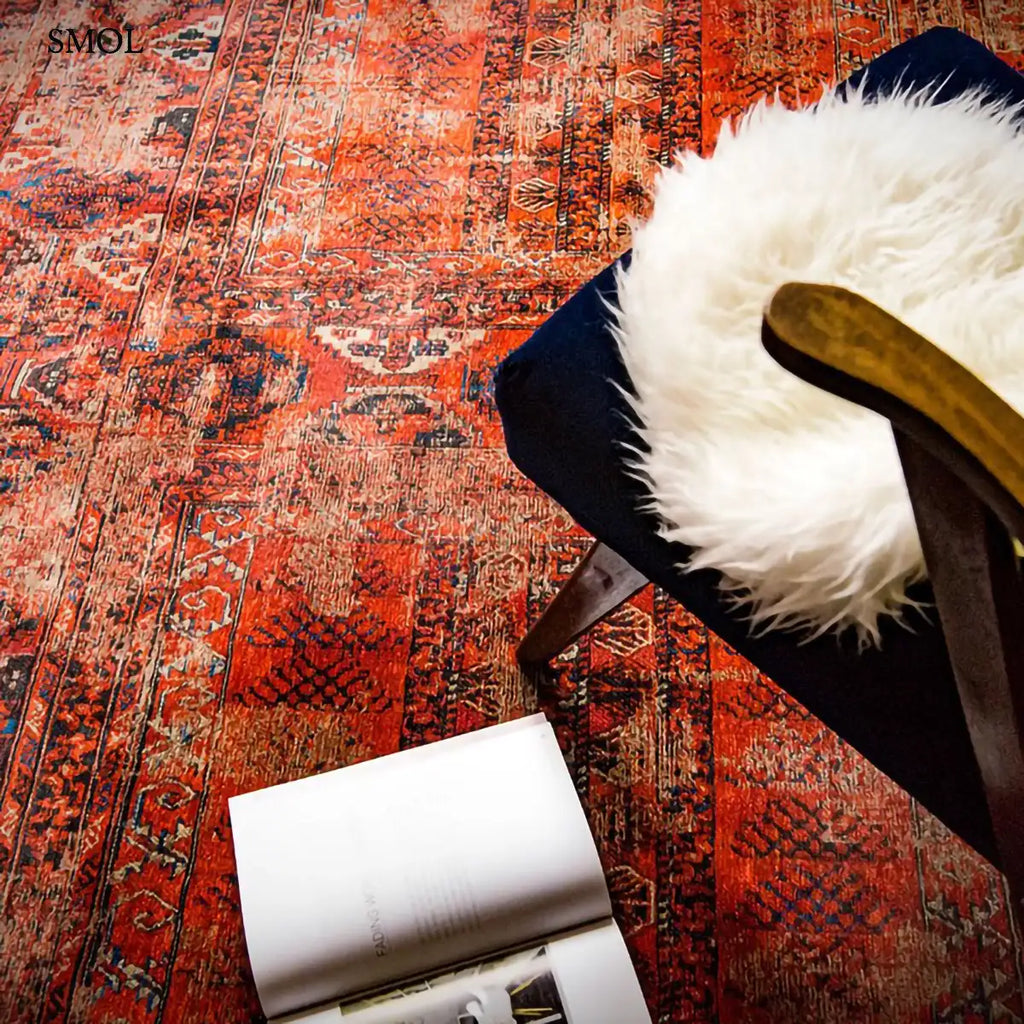 ECO RUG RED BRICK afgán mintás szőnyeg téglavörös alapon sötétkék Hadschlu mintával, koptatott vintage hatással, kék fotellel, könyvvel