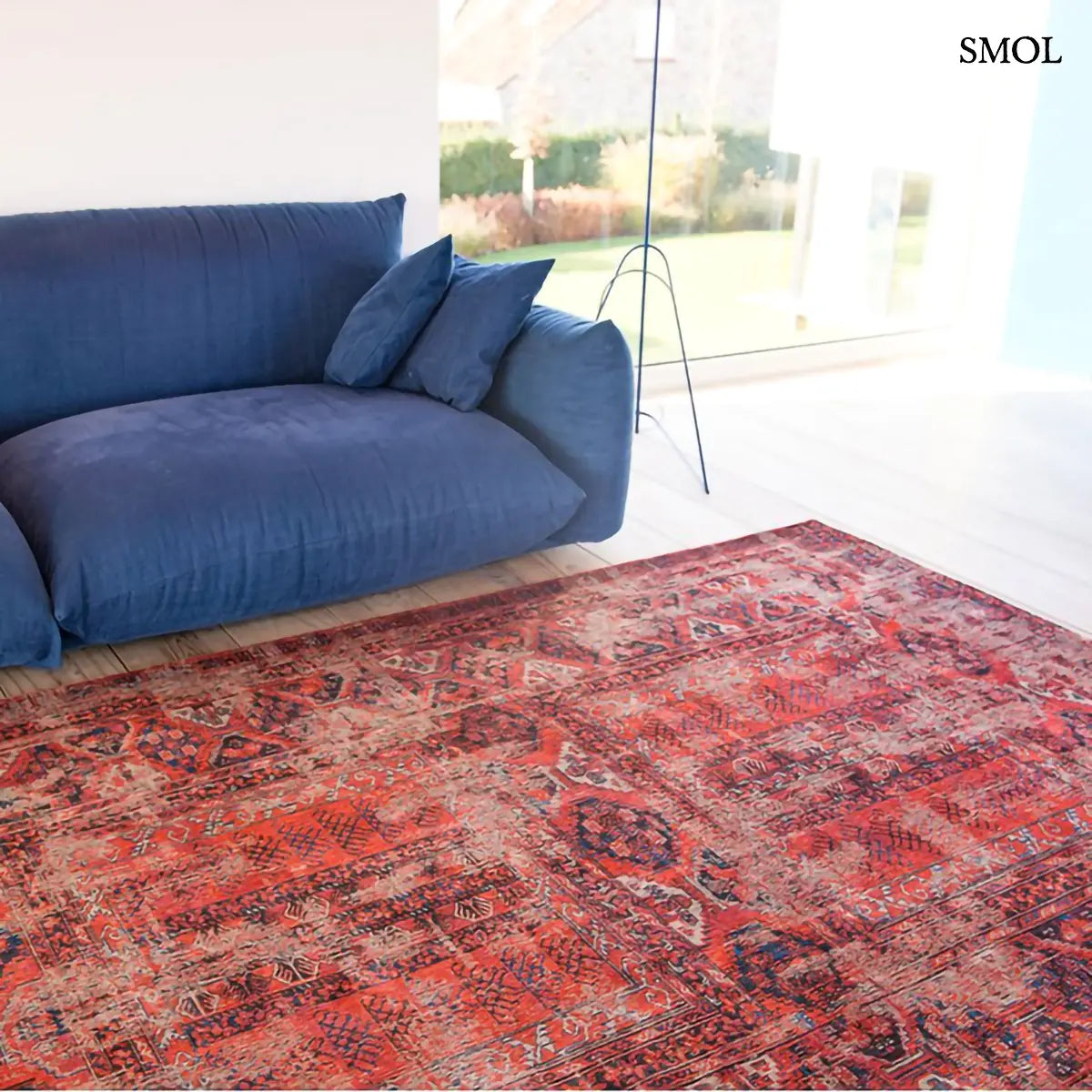 ECO RUG RED BRICK afgán mintás szőnyeg téglavörös alapon sötétkék Hadschlu mintával, koptatott vintage hatással, kék kanapéval, nappaliban