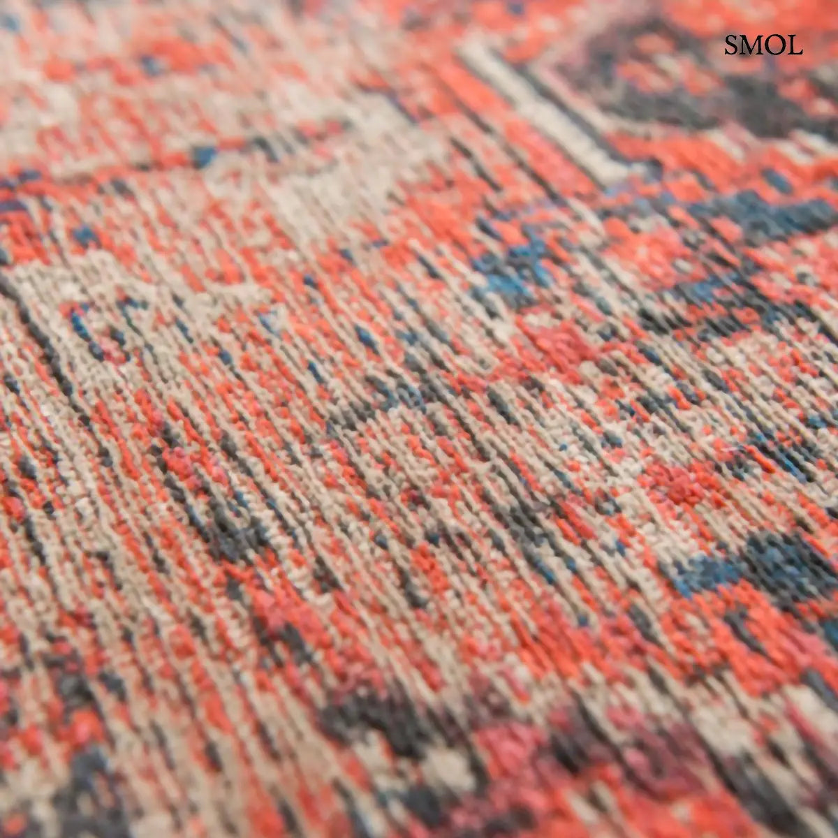 ECO RUG RED BRICK afgán mintás szőnyeg téglavörös alapon sötétkék Hadschlu mintával, koptatott vintage hatással, textúra nagyítva
