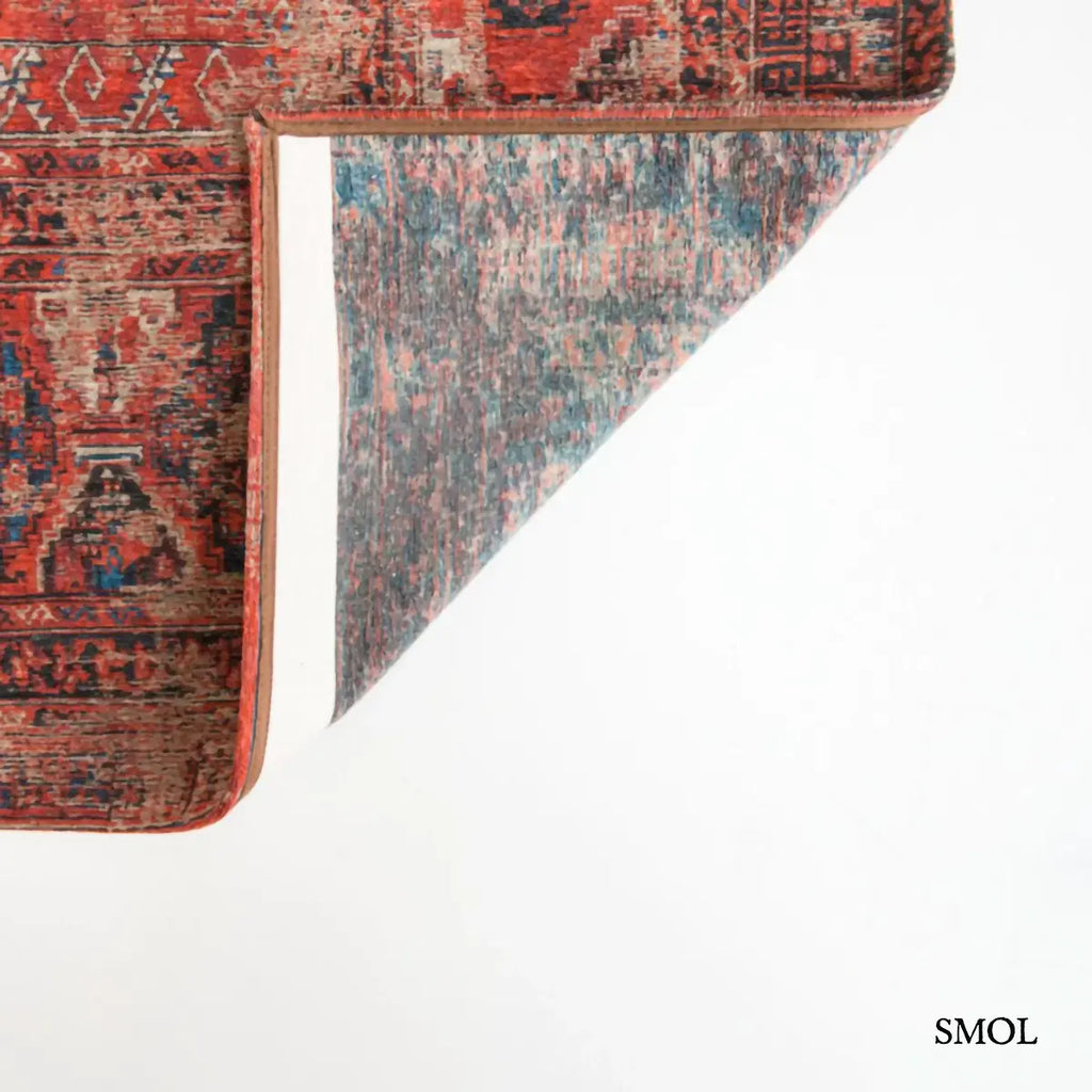 ECO RUG RED BRICK afgán mintás szőnyeg téglavörös alapon sötétkék Hadschlu mintával, koptatott vintage hatással, felhajtott sarokkal