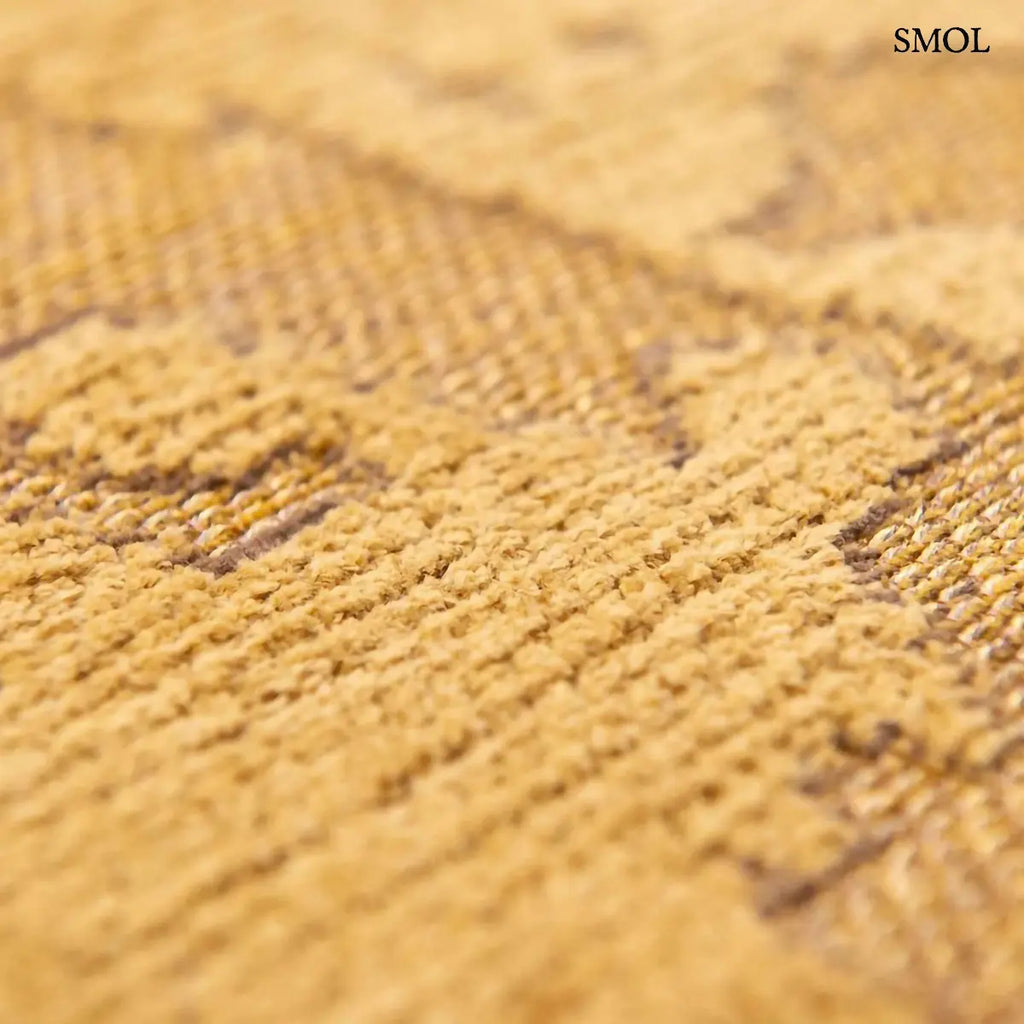 ECO RUG MADAGASCAR GOLD baobab mintás szőnyeg arany-mustár tónusokban, kéregszerű afrikai textúrával, minta nagyítva