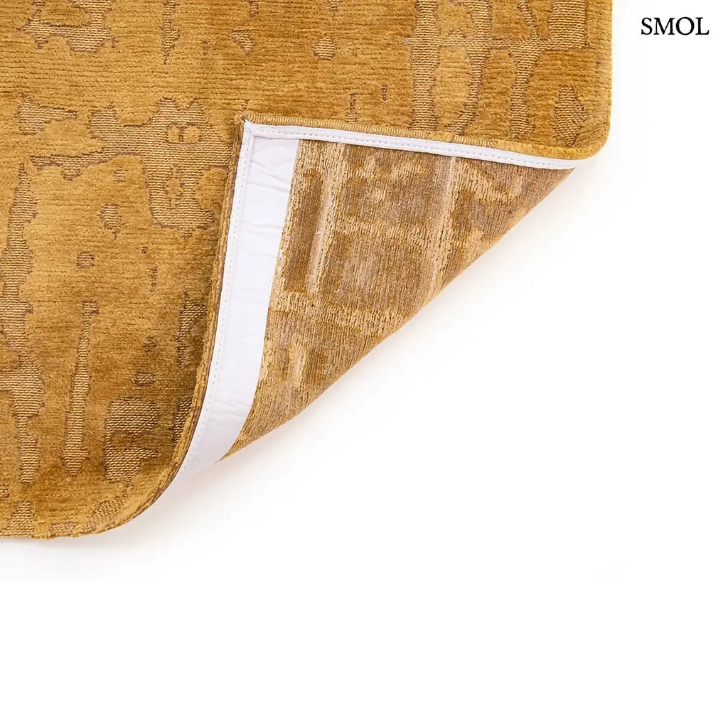 ECO RUG MADAGASCAR GOLD baobab mintás szőnyeg arany-mustár tónusokban, kéregszerű afrikai textúrával, felhajtott sarokkal