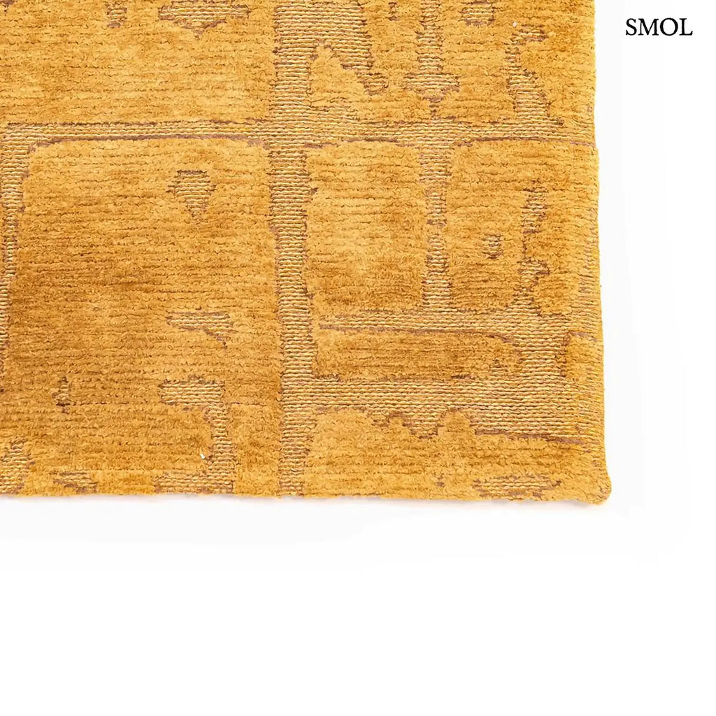 ECO RUG MADAGASCAR GOLD baobab mintás szőnyeg arany-mustár tónusokban, kéregszerű afrikai textúrával, szegély nagyítva