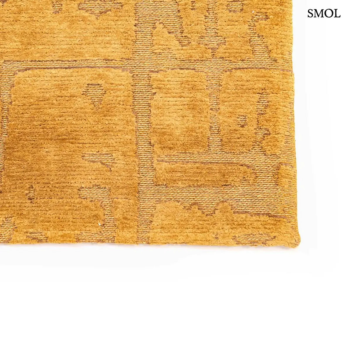 ECO RUG MADAGASCAR GOLD baobab mintás szőnyeg arany-mustár tónusokban, kéregszerű afrikai textúrával, szegély nagyítva