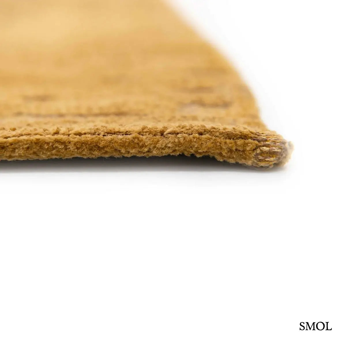 ECO RUG MADAGASCAR GOLD baobab mintás szőnyeg arany-mustár tónusokban, kéregszerű afrikai textúrával, vastagság nagyítva
