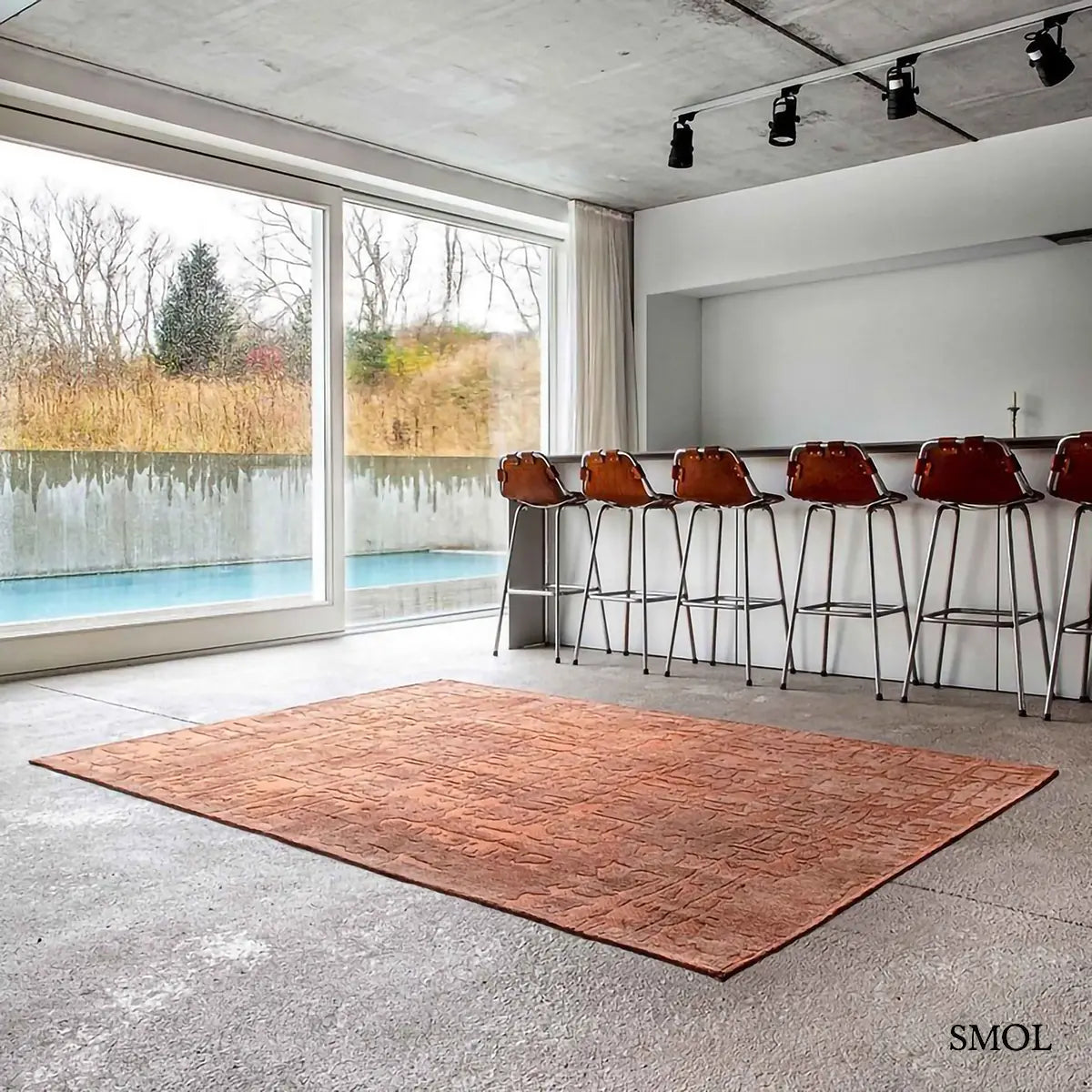 ECO RUG COPPER baobab mintás szőnyeg barna tónusokban, kéregszerű afrikai textúrával, étkezőben, szürke padlóval