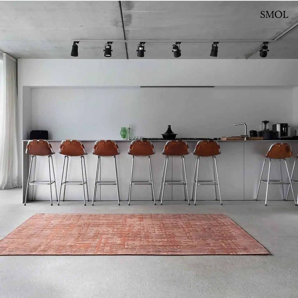 ECO RUG COPPER baobab mintás szőnyeg barna tónusokban, kéregszerű afrikai textúrával, étkezőben, szemből