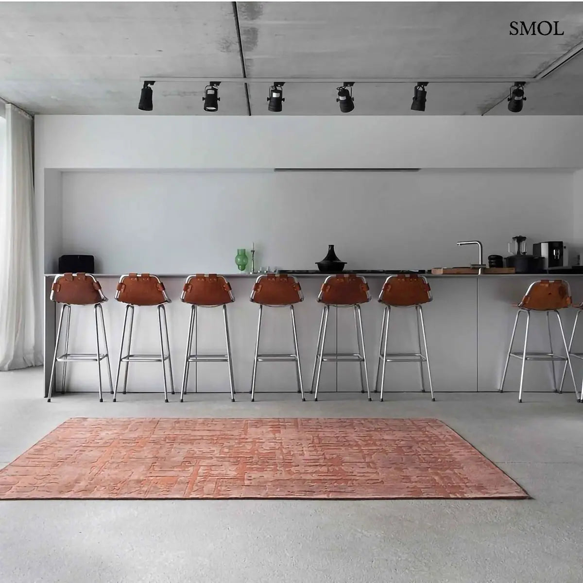 ECO RUG COPPER baobab mintás szőnyeg barna tónusokban, kéregszerű afrikai textúrával, étkezőben, szemből