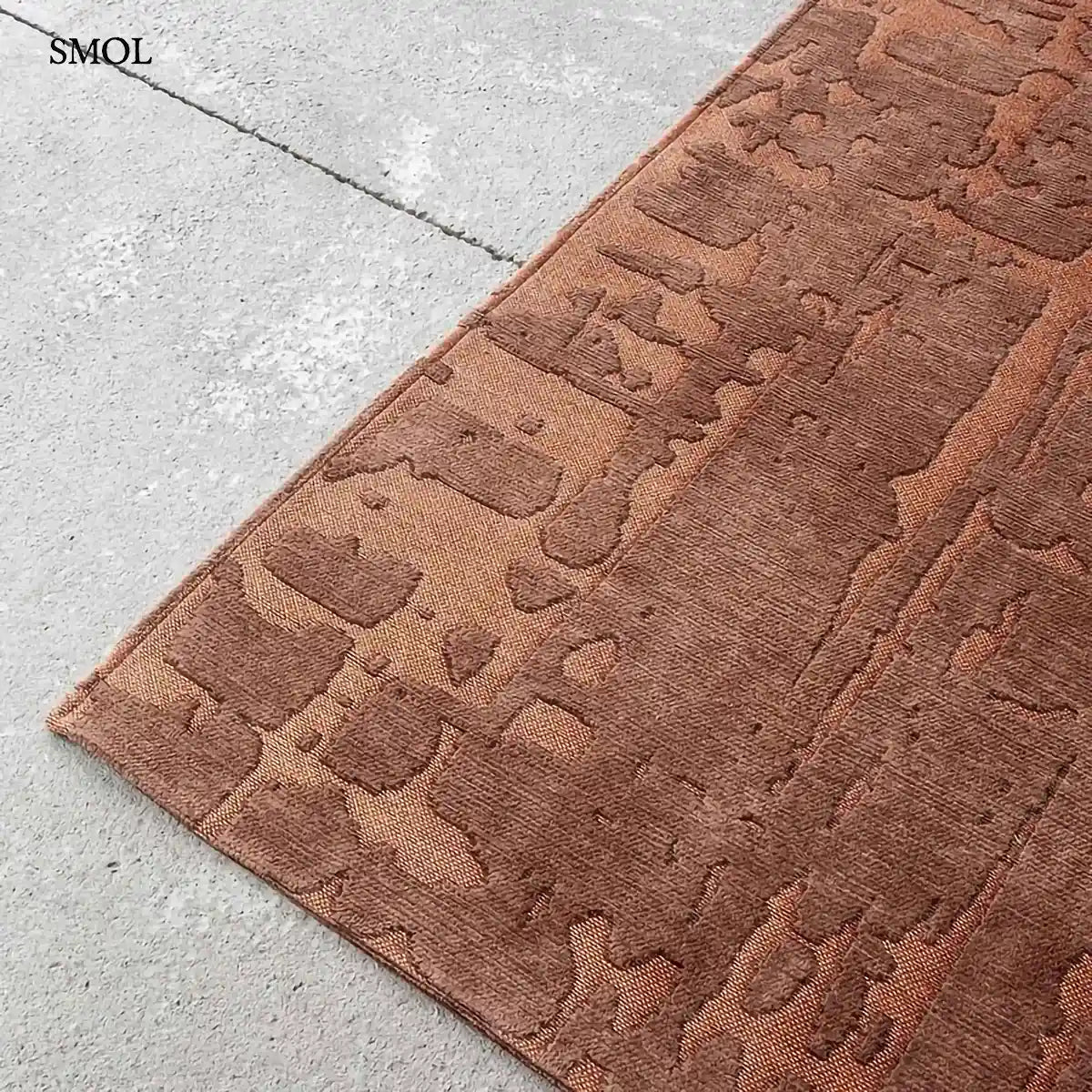 ECO RUG COPPER baobab mintás szőnyeg barna tónusokban, kéregszerű afrikai textúrával, sarok angyítva a padlón