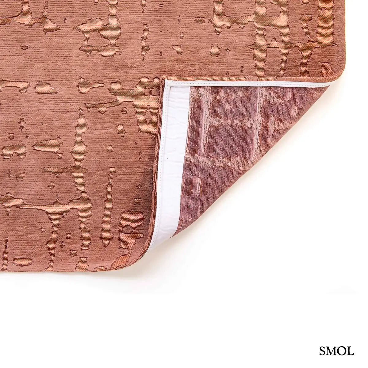 ECO RUG COPPER baobab mintás szőnyeg barna tónusokban, kéregszerű afrikai textúrával, felhajtott sarokkal