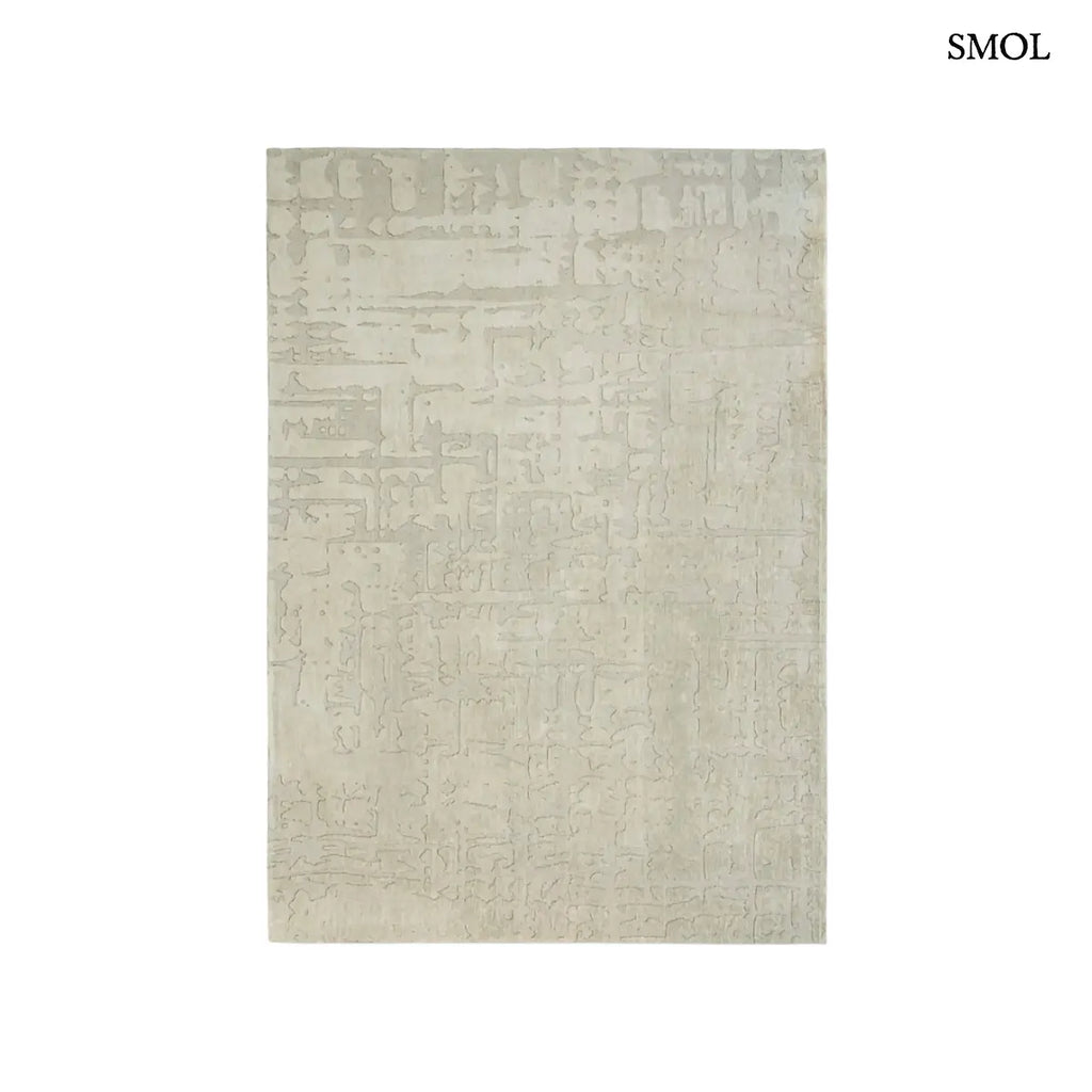 ECO RUG DRY BEIGE baobab mintás szőnyeg bézs-szürke tónusokban, halvány kéregszerű afrikai textúrával, fehér háttérrel