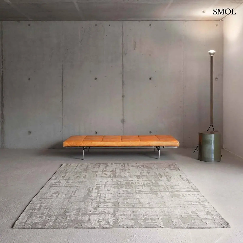 ECO RUG DRY BEIGE baobab mintás szőnyeg bézs-szürke tónusokban, halvány kéregszerű afrikai textúrával, narancsszínű paddal