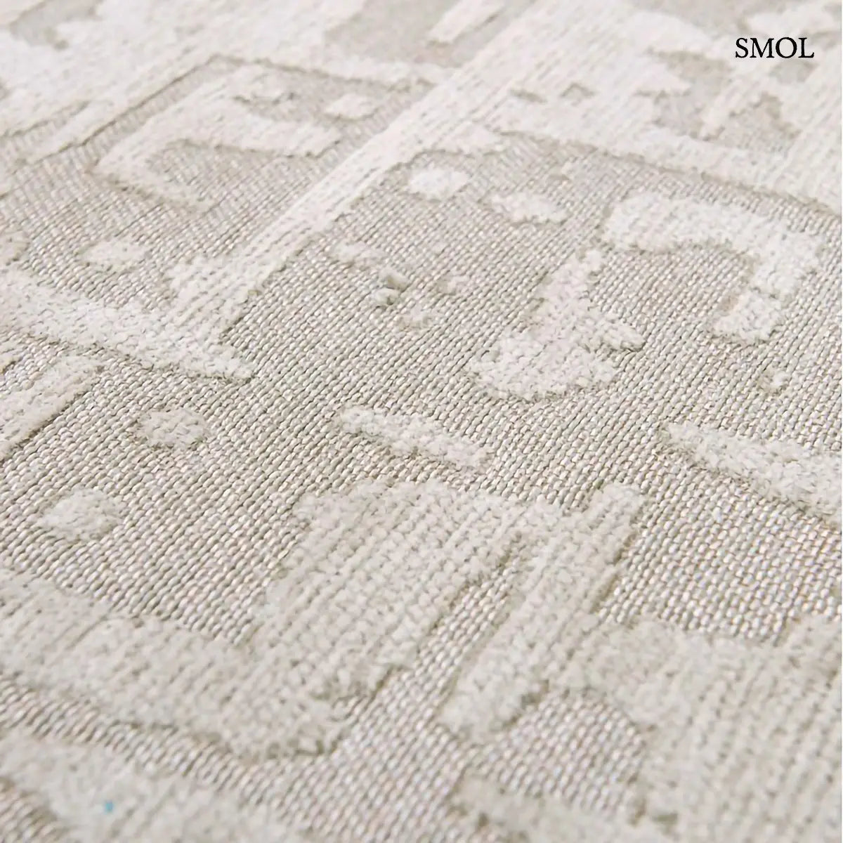 ECO RUG DRY BEIGE baobab mintás szőnyeg bézs-szürke tónusokban, halvány kéregszerű afrikai textúrával, minta nagyítva
