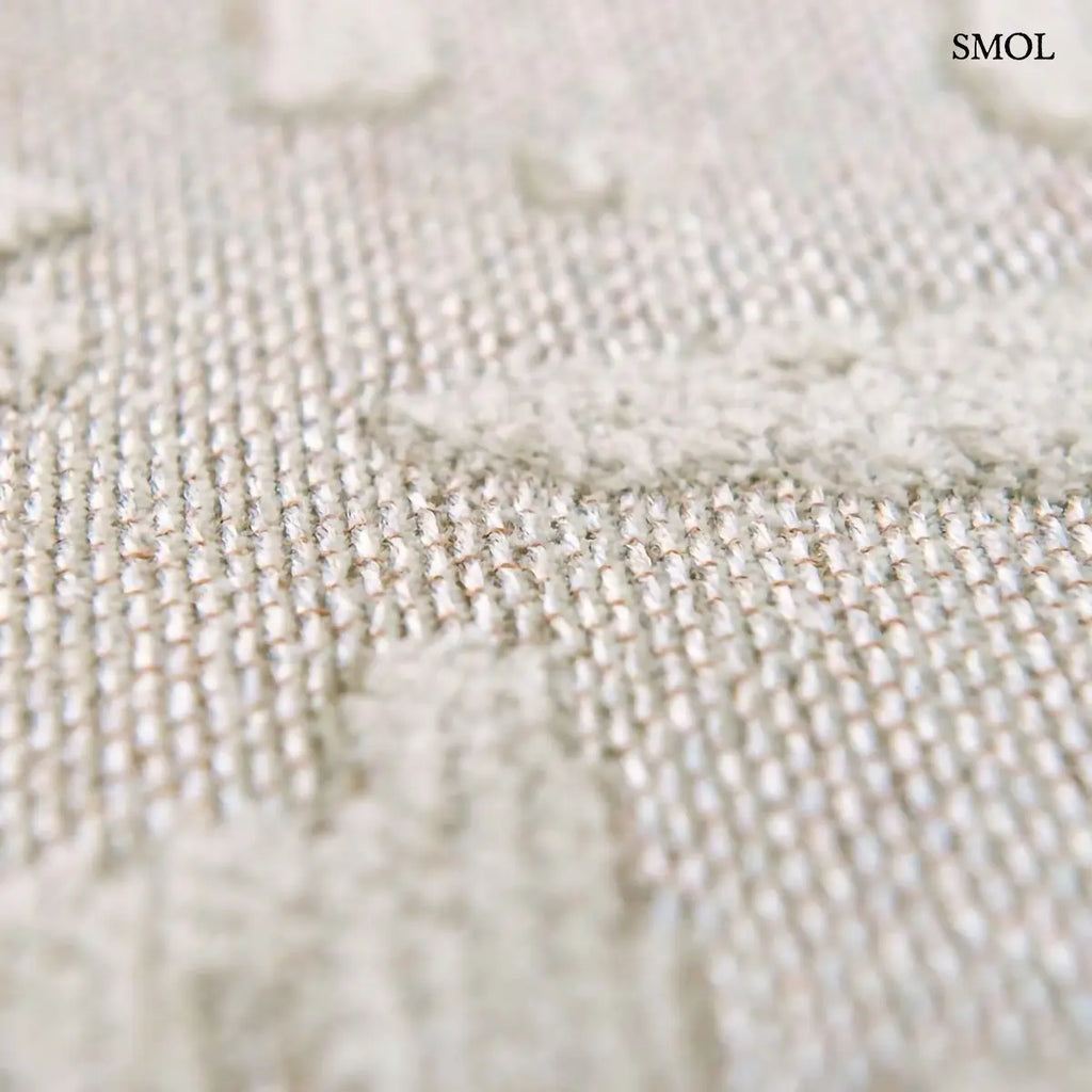ECO RUG DRY BEIGE baobab mintás szőnyeg bézs-szürke tónusokban, halvány kéregszerű afrikai textúrával, textúra nagyítva