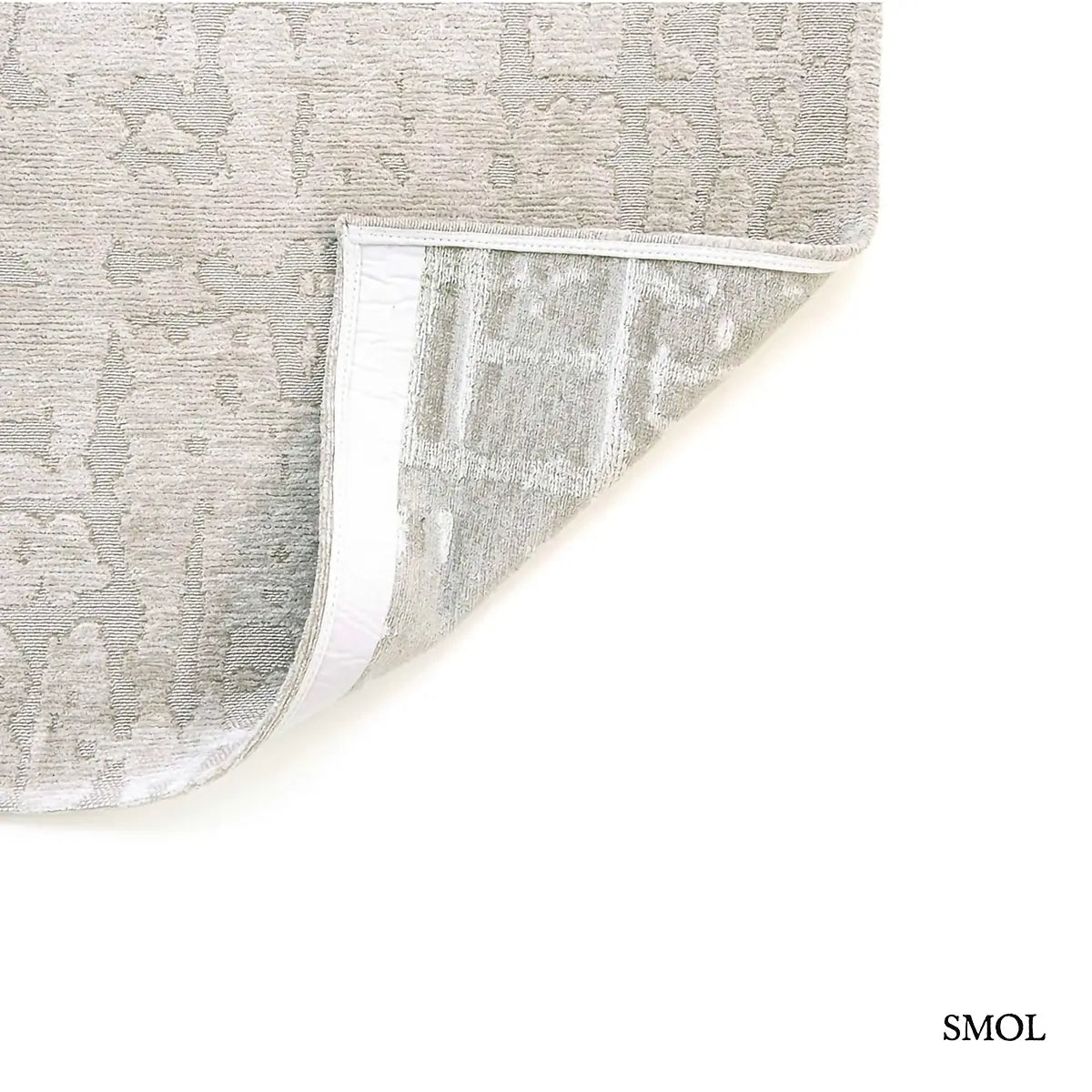 ECO RUG DRY BEIGE baobab mintás szőnyeg bézs-szürke tónusokban, halvány kéregszerű afrikai textúrával, felhajtott sarokkal