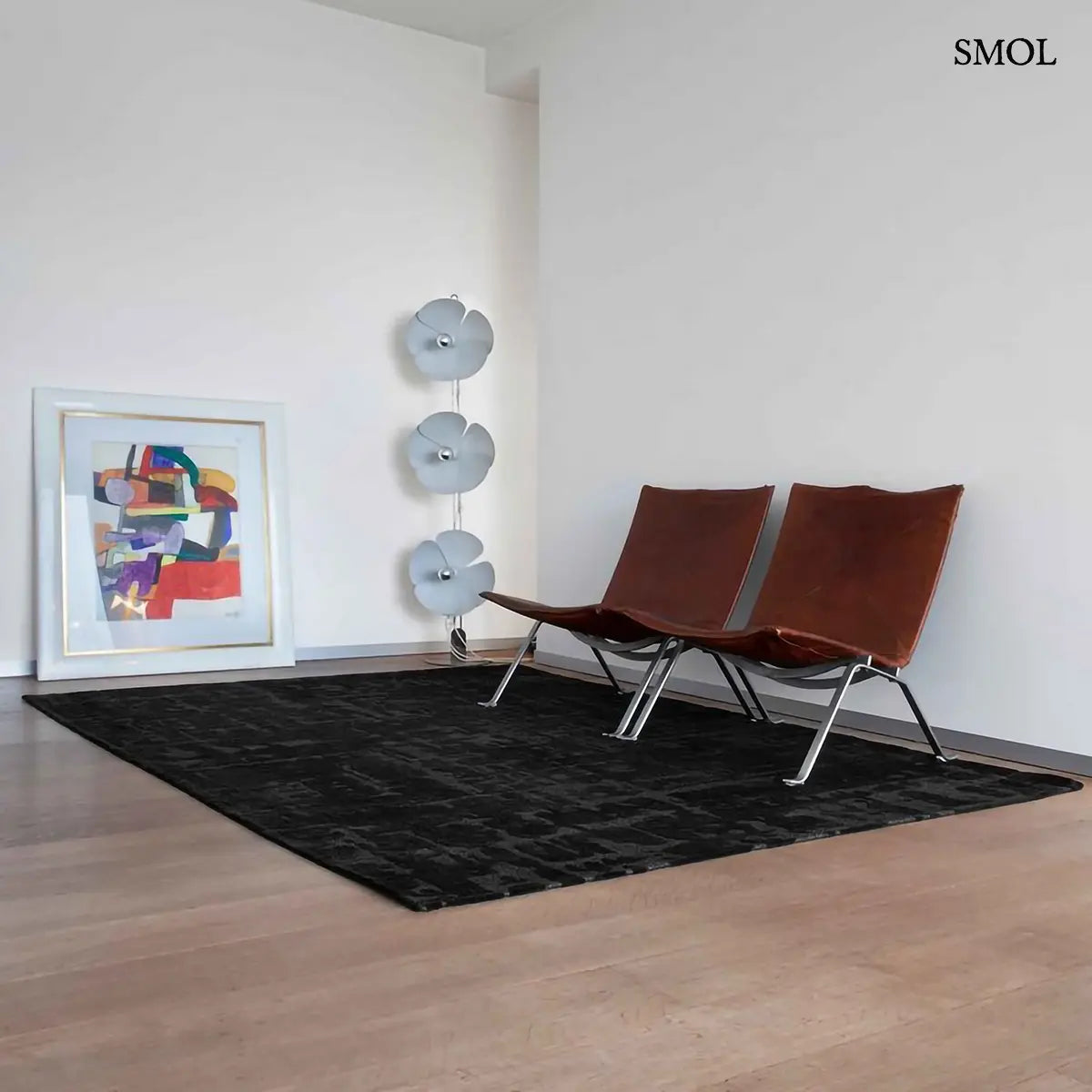 ECO RUG BLACK WATER baobab mintás szőnyeg fekete-antracit tónusokban, kéregszerű afrikai textúrával, szobában, fotelekkel