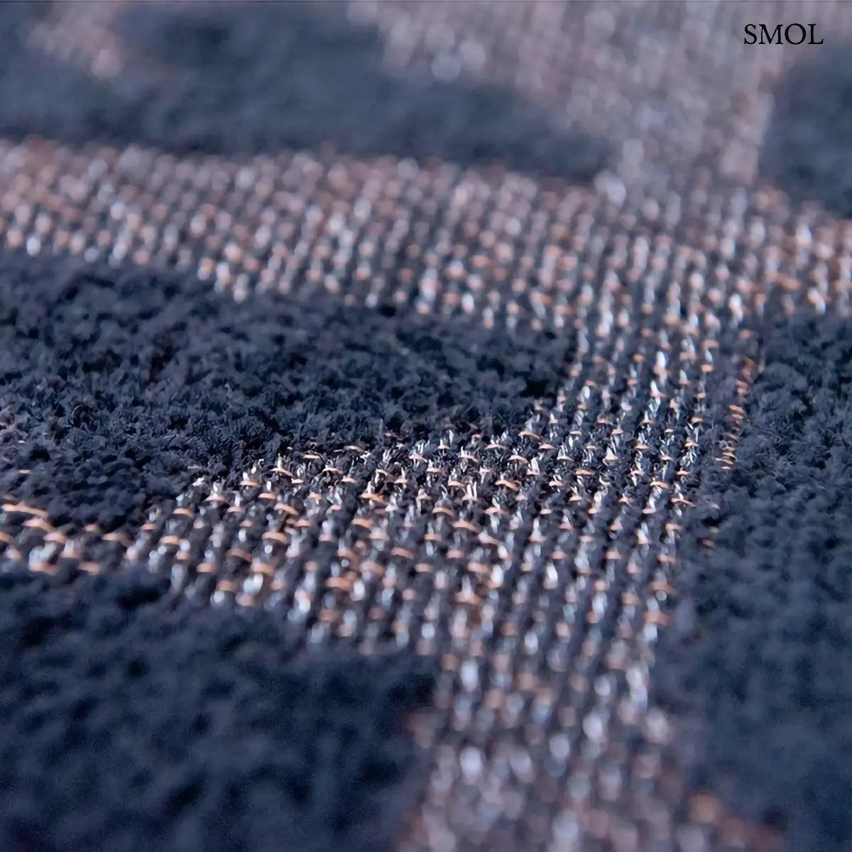 ECO RUG BLACK WATER baobab mintás szőnyeg fekete-antracit tónusokban, kéregszerű afrikai textúrával, textúra nagyítva