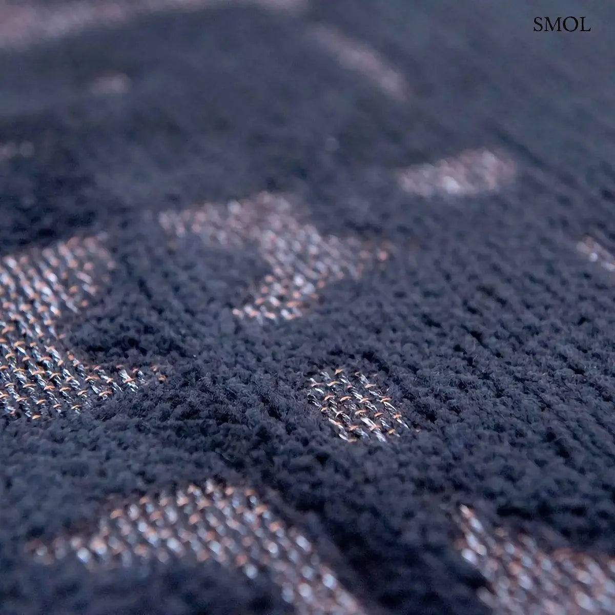 ECO RUG BLACK WATER baobab mintás szőnyeg fekete-antracit tónusokban, kéregszerű afrikai textúrával, textúrával