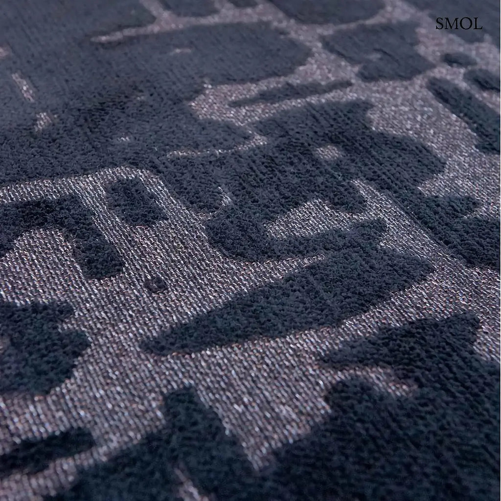 ECO RUG BLACK WATER baobab mintás szőnyeg fekete-antracit tónusokban, kéregszerű afrikai textúrával, minta nagyítva