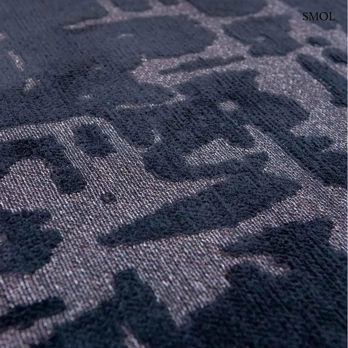 ECO RUG BLACK WATER baobab mintás szőnyeg fekete-antracit tónusokban, kéregszerű afrikai textúrával, minta nagyítva