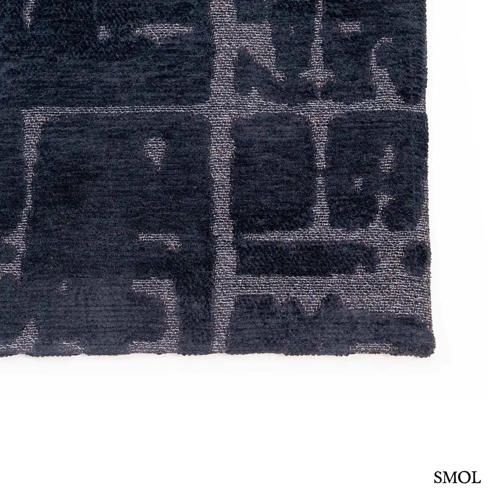 ECO RUG BLACK WATER baobab mintás szőnyeg fekete-antracit tónusokban, kéregszerű afrikai textúrával, szegély nagyítva