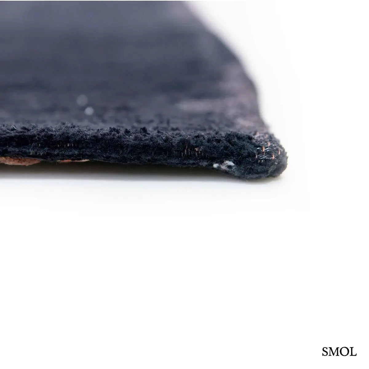 ECO RUG BLACK WATER baobab mintás szőnyeg fekete-antracit tónusokban, kéregszerű afrikai textúrával, vastagság nagyítva
