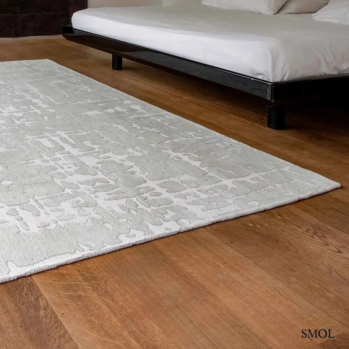 ECO RUG TSINGY OYSTER baobab mintás szőnyeg ezüstszürke tónusokban, halvány kéregszerű afrikai textúrával, hálószobában
