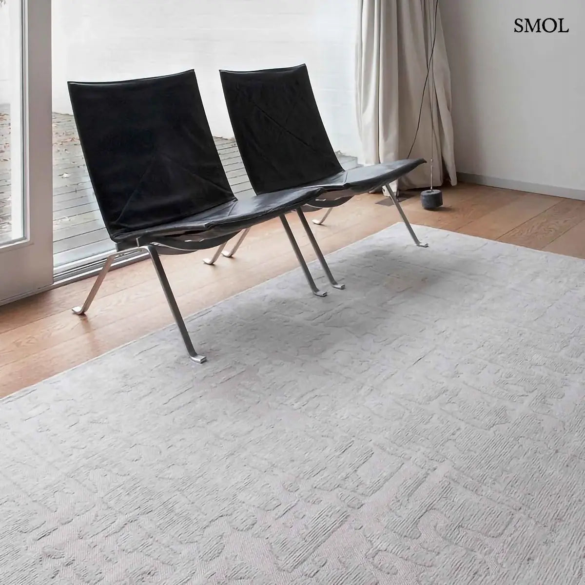 ECO RUG TSINGY OYSTER baobab mintás szőnyeg ezüstszürke tónusokban, halvány kéregszerű afrikai textúrával, fotelekkel, szemből