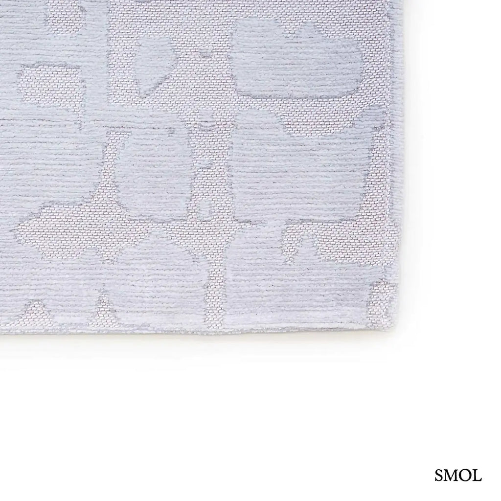 ECO RUG TSINGY OYSTER baobab mintás szőnyeg ezüstszürke tónusokban, halvány kéregszerű afrikai textúrával, szegély nagyítva