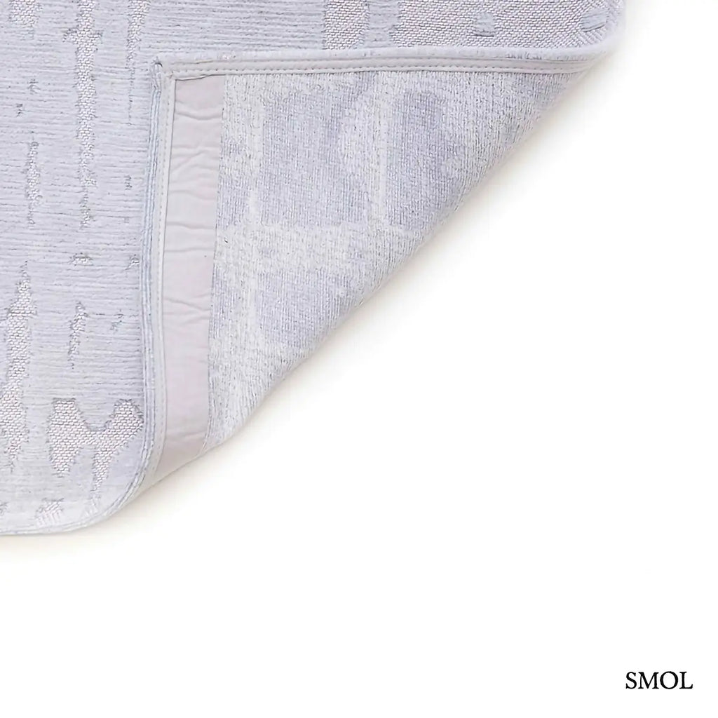 ECO RUG TSINGY OYSTER baobab mintás szőnyeg ezüstszürke tónusokban, halvány kéregszerű afrikai textúrával, felhajtott sarokkal