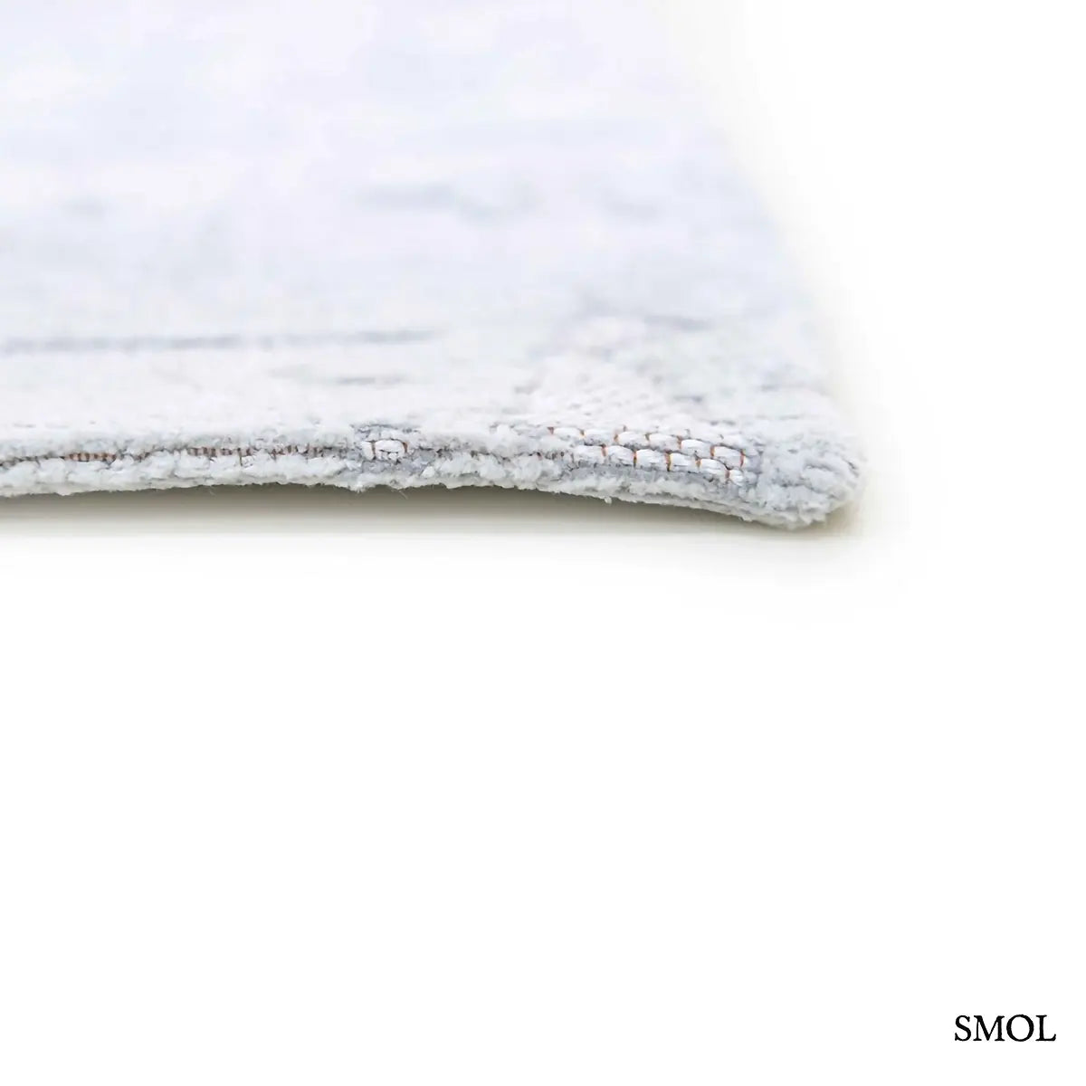 ECO RUG TSINGY OYSTER baobab mintás szőnyeg ezüstszürke tónusokban, halvány kéregszerű afrikai textúrával, vastagság nagyítva