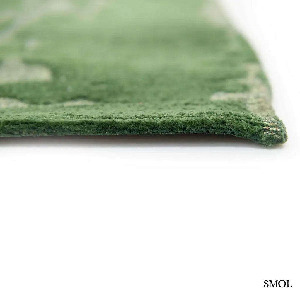 ECO RUG PERRIER'S GREEN szőnyeg, zöld alapon halványabb, repedezett baobab mintázattal, szabálytalan vonalvezetéssel, vastagság nagyítva