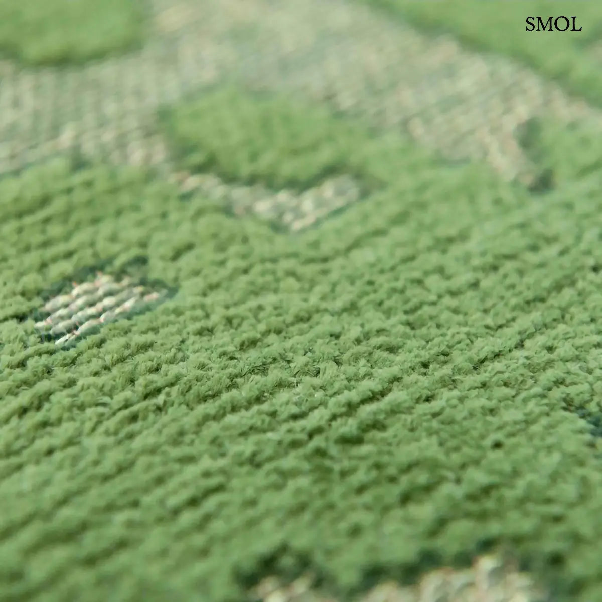 ECO RUG PERRIER'S GREEN szőnyeg, zöld alapon halványabb, repedezett baobab mintázattal, szabálytalan vonalvezetéssel, textúra