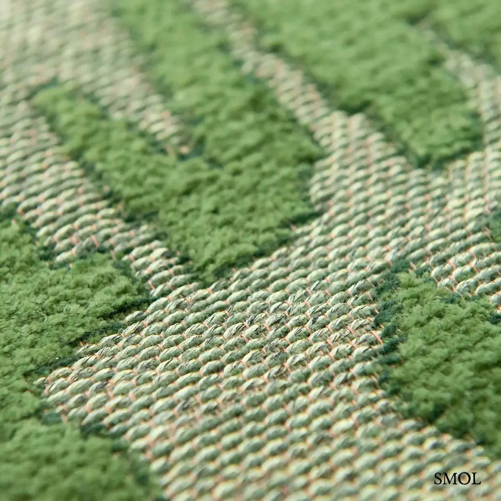 ECO RUG PERRIER'S GREEN szőnyeg, zöld alapon halványabb, repedezett baobab mintázattal, szabálytalan vonalvezetéssel, szövés nagyítva