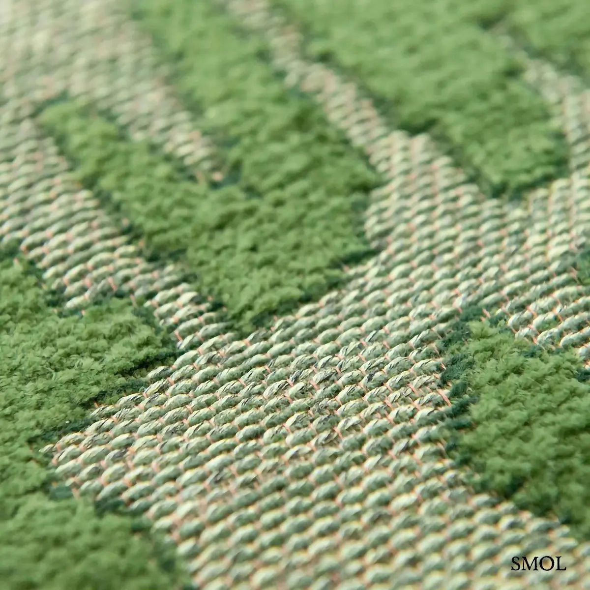 ECO RUG PERRIER'S GREEN szőnyeg, zöld alapon halványabb, repedezett baobab mintázattal, szabálytalan vonalvezetéssel, szövés nagyítva
