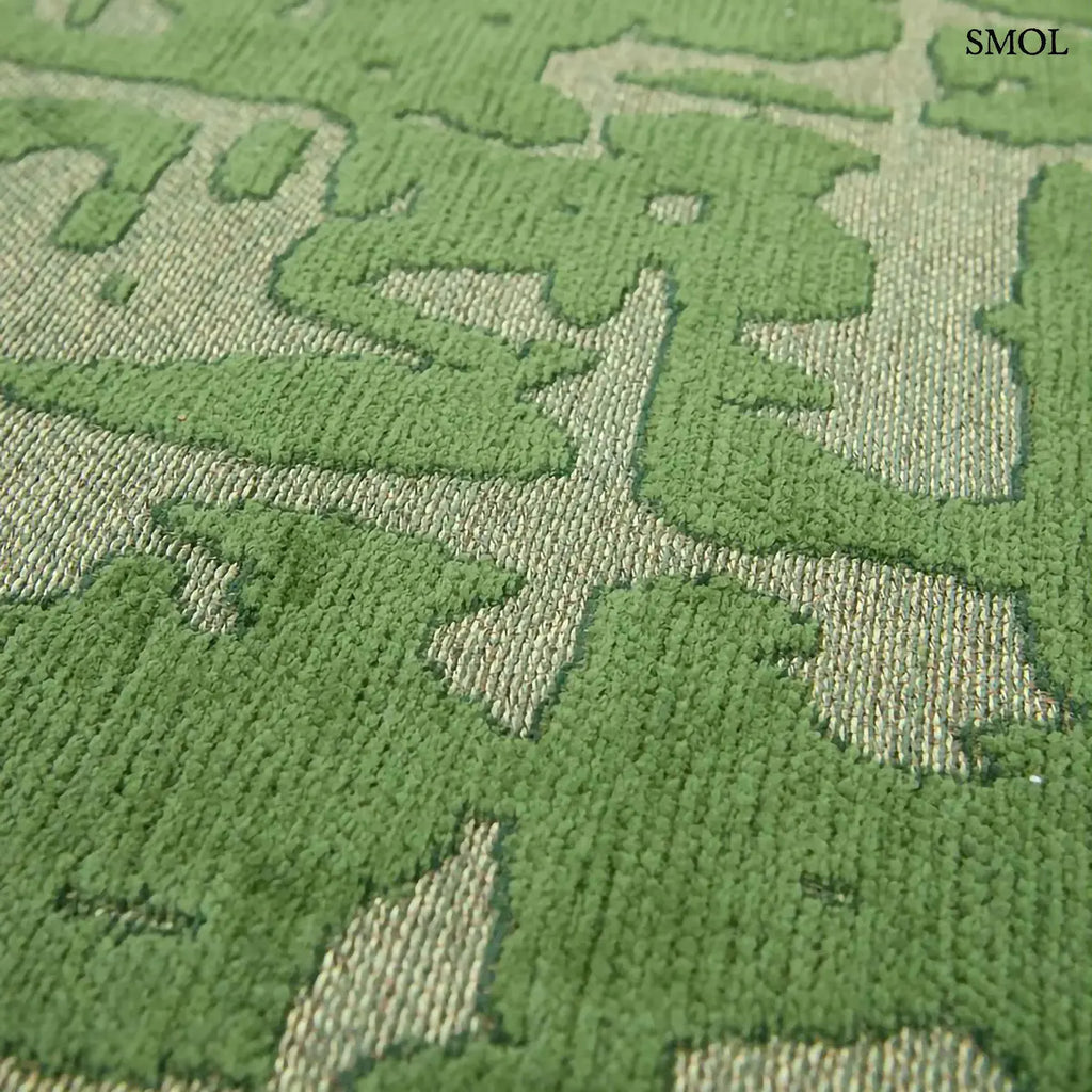 ECO RUG PERRIER'S GREEN szőnyeg, zöld alapon halványabb, repedezett baobab mintázattal, szabálytalan vonalvezetéssel, minta nagyítva