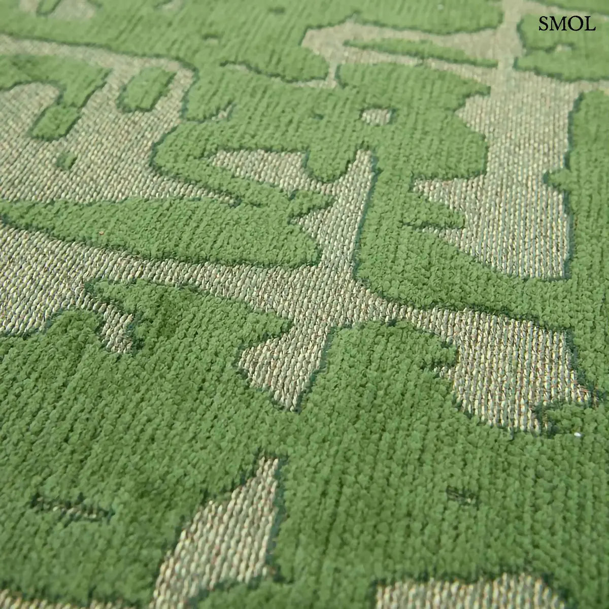 ECO RUG PERRIER'S GREEN szőnyeg, zöld alapon halványabb, repedezett baobab mintázattal, szabálytalan vonalvezetéssel, minta nagyítva