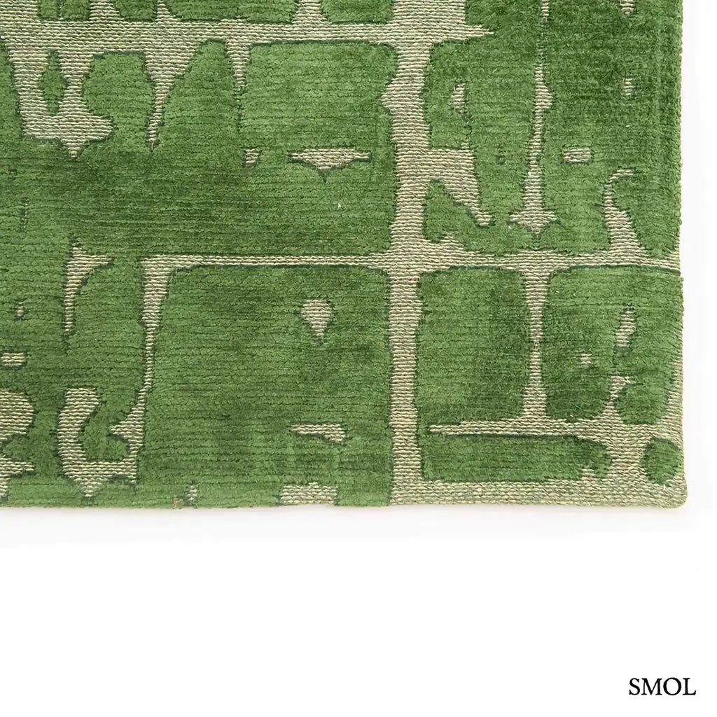 ECO RUG PERRIER'S GREEN szőnyeg, zöld alapon halványabb, repedezett baobab mintázattal, szabálytalan vonalvezetéssel, szegély nagyítva