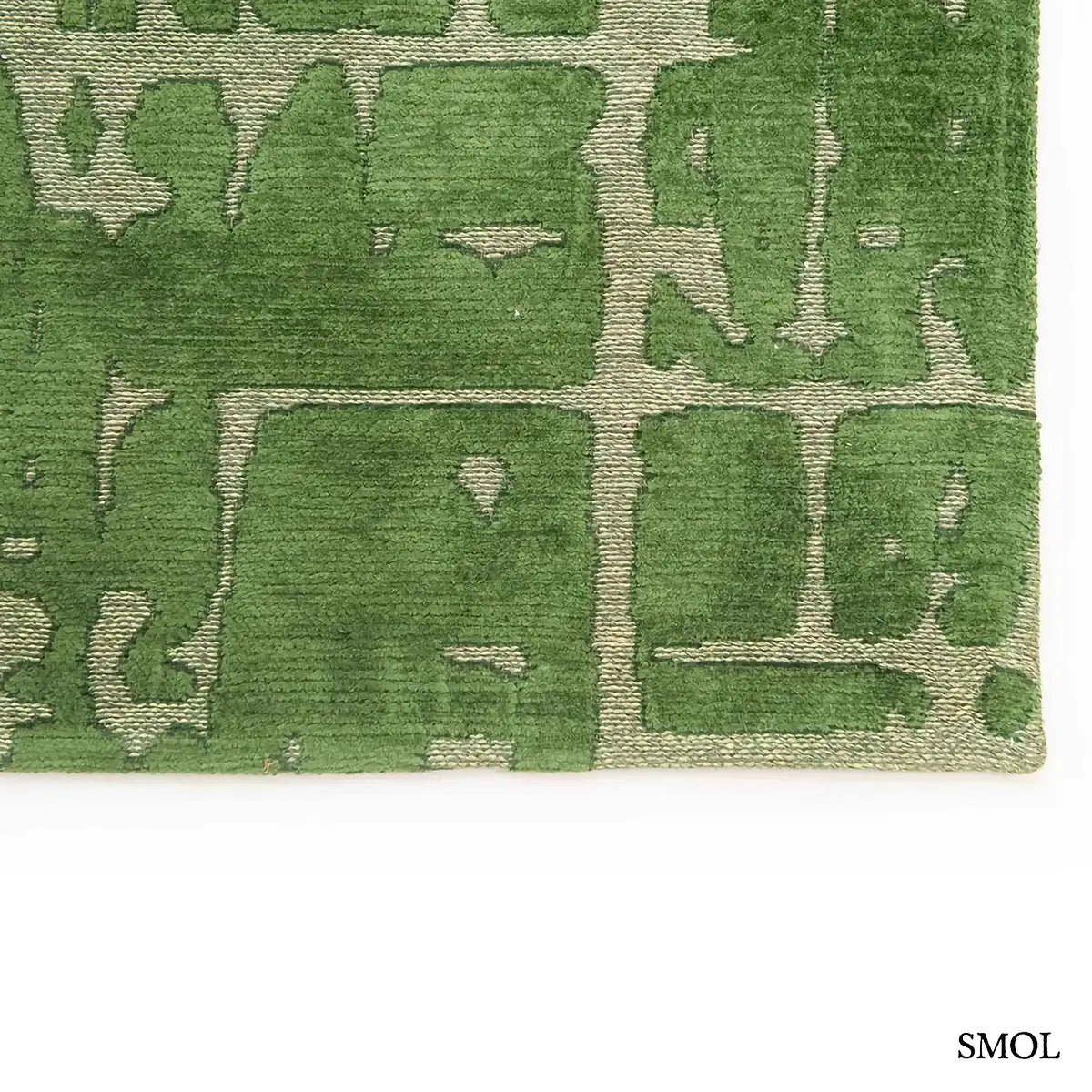 ECO RUG PERRIER'S GREEN szőnyeg, zöld alapon halványabb, repedezett baobab mintázattal, szabálytalan vonalvezetéssel, szegély nagyítva