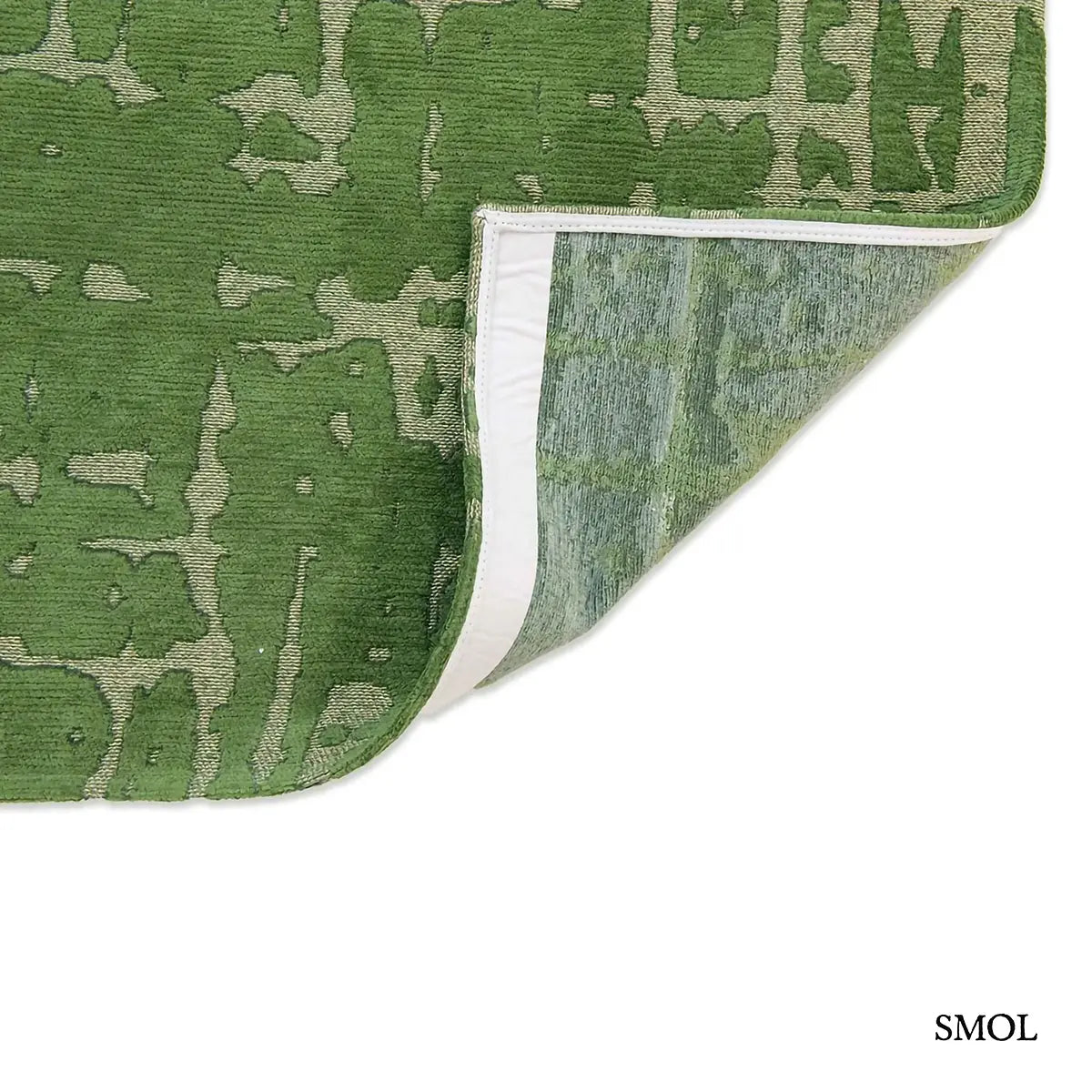 ECO RUG PERRIER'S GREEN szőnyeg, zöld alapon halványabb, repedezett baobab mintázattal, szabálytalan vonalvezetéssel, felhajtott sarokkal, alulról