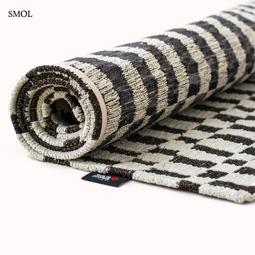 ECO RUG CAIDAL fekete-törtfehér berber mintás szőnyeg, feltekerve