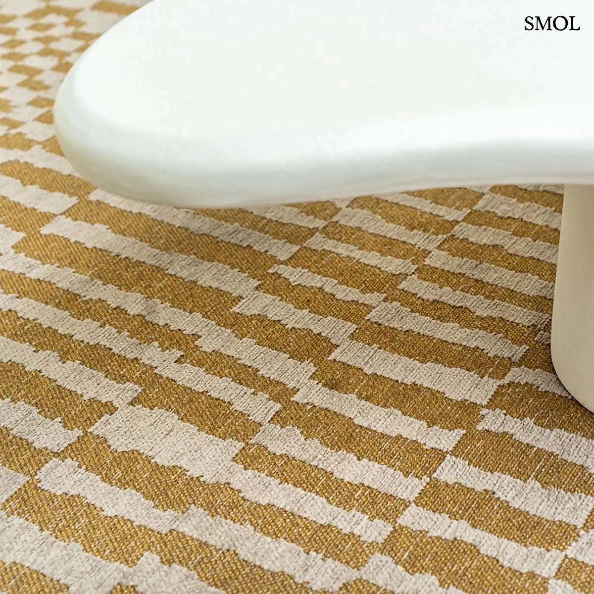 ECO RUG ERG meleg sárga berber mintás szőnyeg, fehér asztal alatt