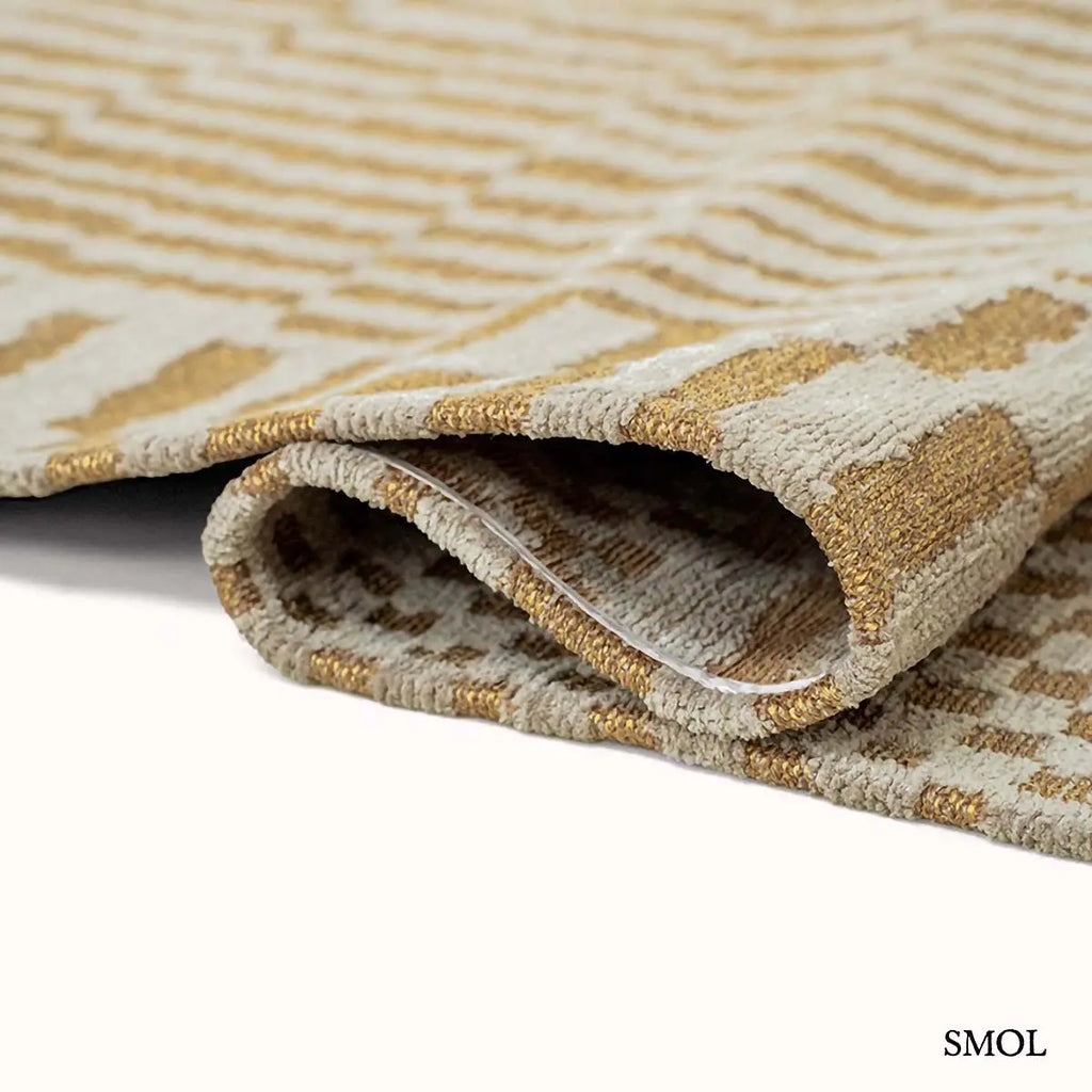 ECO RUG ERG meleg sárga berber mintás szőnyeg, hullámosra hajtogatva