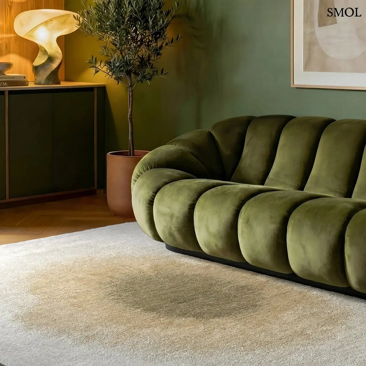 ECO RUG FAWN szőnyeg fehér alapon homokbézs-taupe festékfolt mintával, halvány átmenettel, nappaliban