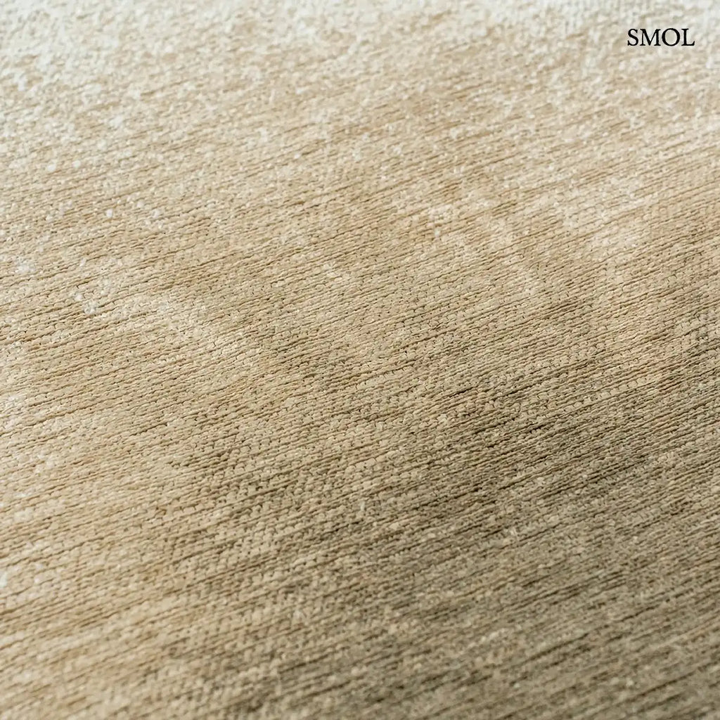 ECO RUG FAWN szőnyeg fehér alapon homokbézs-taupe festékfolt mintával, halvány átmenettel, színátmenet nagyítva