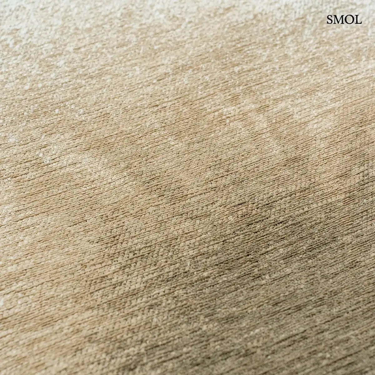 ECO RUG FAWN szőnyeg fehér alapon homokbézs-taupe festékfolt mintával, halvány átmenettel, színátmenet nagyítva