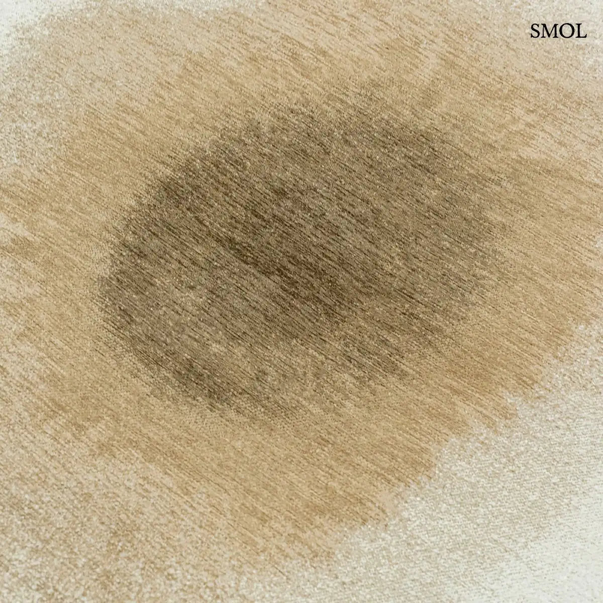 ECO RUG FAWN szőnyeg fehér alapon homokbézs-taupe festékfolt mintával, halvány átmenettel, folt nagyítva